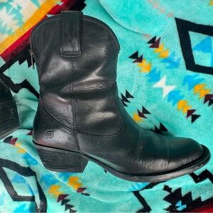 BORN BACK ZIP COWBOY STYLE TALL BOOTIES WOMENS SIZE 9.5